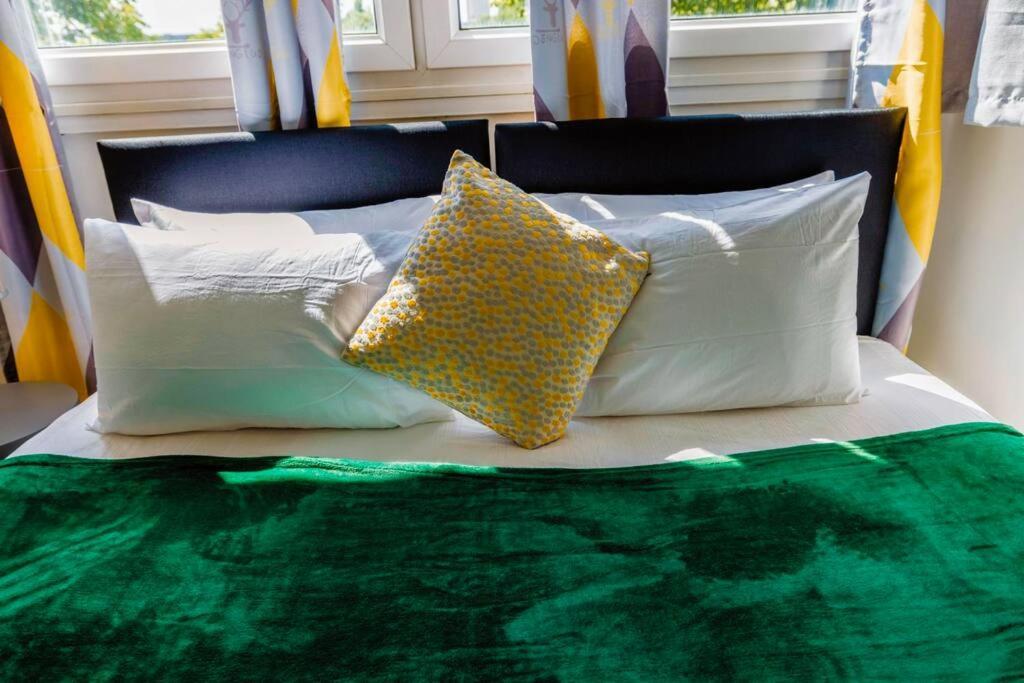 2 Bedrooms -Parking-Very Spacious-Wifi Λονδίνο Εξωτερικό φωτογραφία