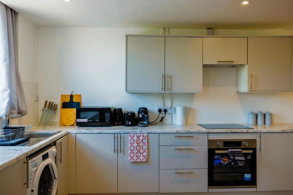 2 Bedrooms -Parking-Very Spacious-Wifi Λονδίνο Εξωτερικό φωτογραφία