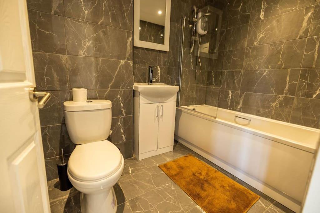 2 Bedrooms -Parking-Very Spacious-Wifi Λονδίνο Εξωτερικό φωτογραφία
