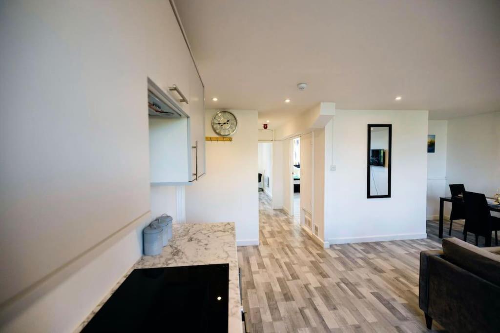 2 Bedrooms -Parking-Very Spacious-Wifi Λονδίνο Εξωτερικό φωτογραφία